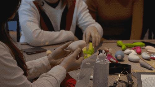 她是一个情趣玩具测评师，亲自试用了1000种产品