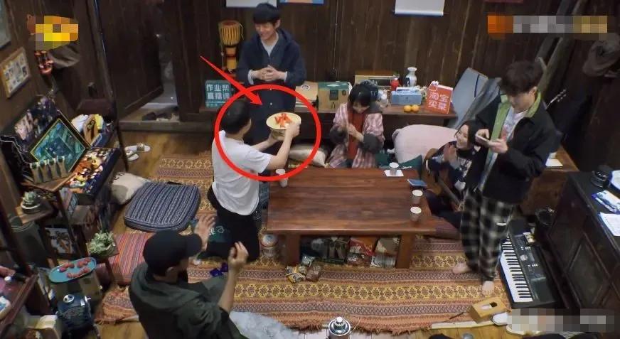 张艺兴紫色蛋糕,张艺兴裸肩蛋糕