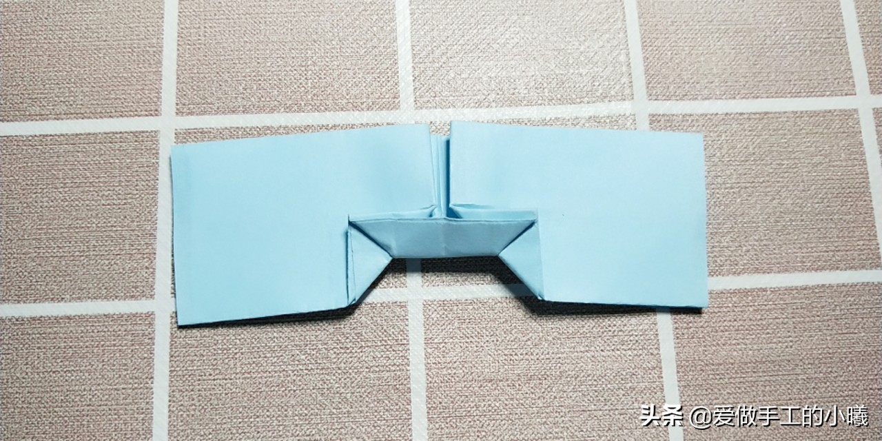 儿童折纸简单手工幼儿园蝴蝶结,蝴蝶结手工折纸超简单正方形纸
