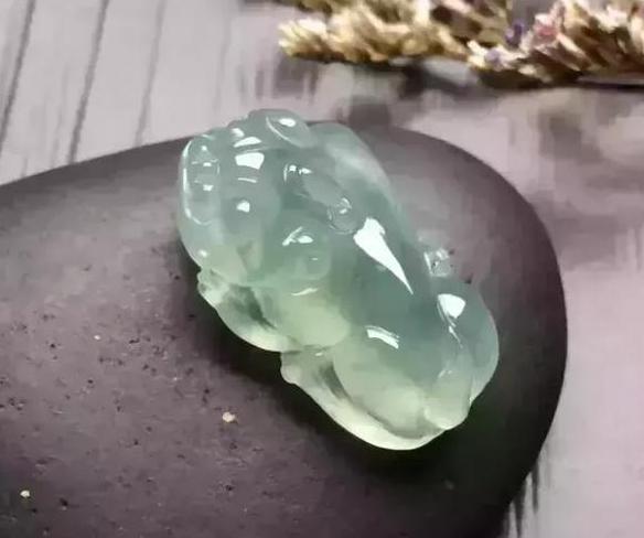 翡翠貔貅怎么戴才是正确的,翡翠貔貅的戴法有什么讲究