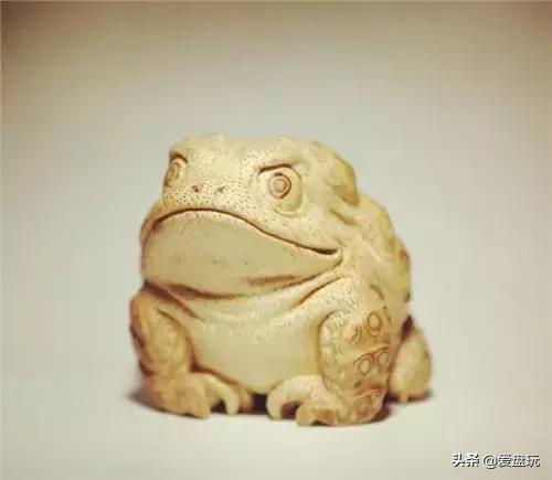 山上挖了块竹根，他砍了砍，竟能盘出通透的枣红色！