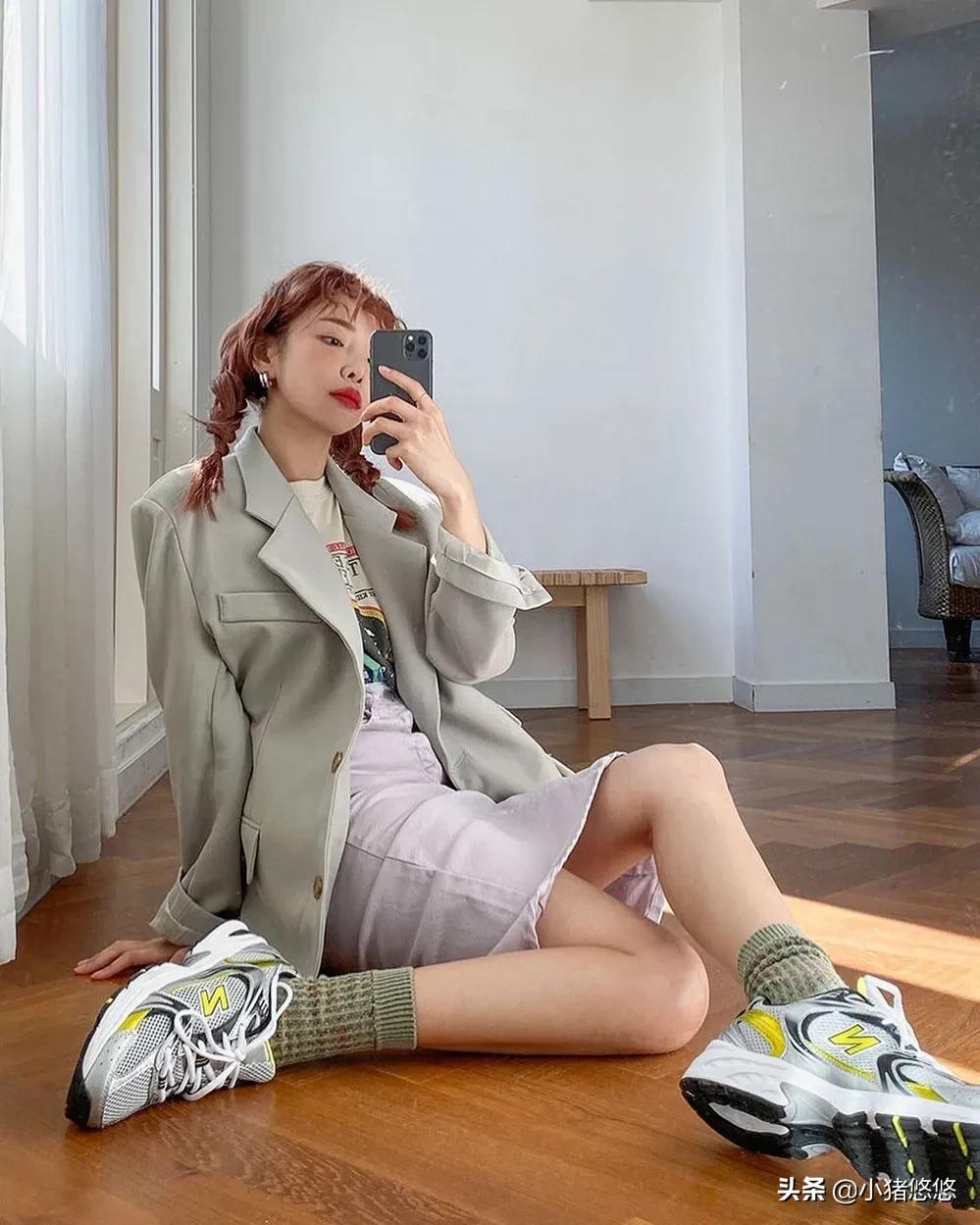 连帽卫衣白色帆布鞋高级穿搭,绿色卫衣配帆布鞋还是老爹鞋