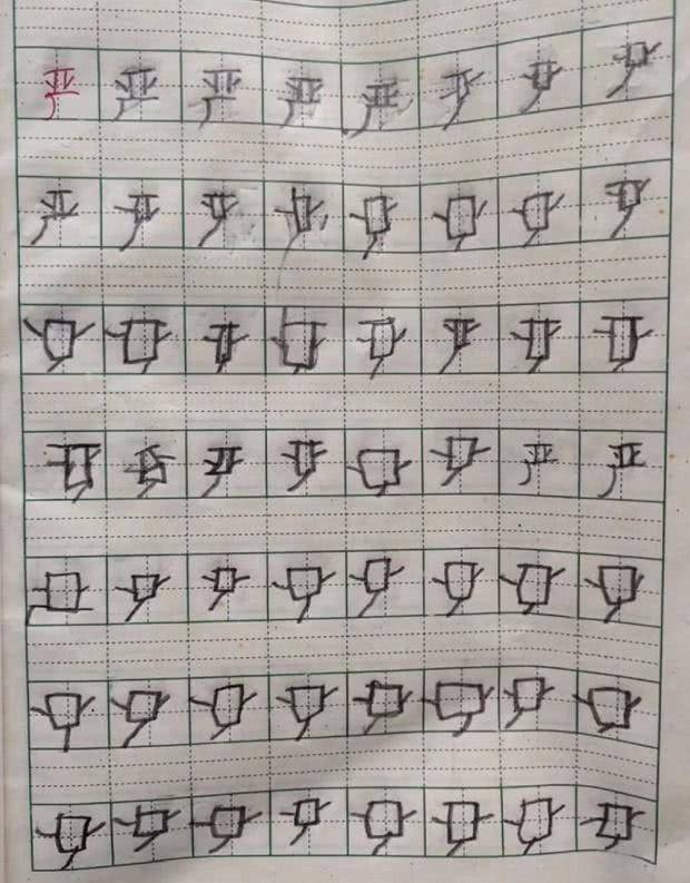 儿子被妈妈罚写作业,孩子被罚抄卷子亲妈直说活该