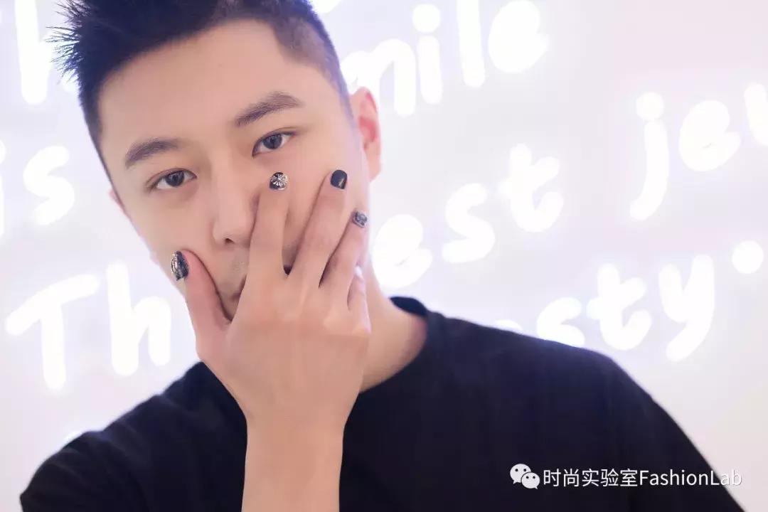 我应该给这些被骗来做美甲的男生道个歉