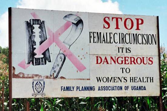 她4岁被*暴强**，5岁被割生殖器，13岁嫁60岁老头，22岁时惊艳世界