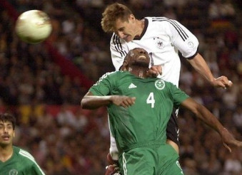 足坛头球高手：C罗防不胜防，比埃尔霍夫用头当脚