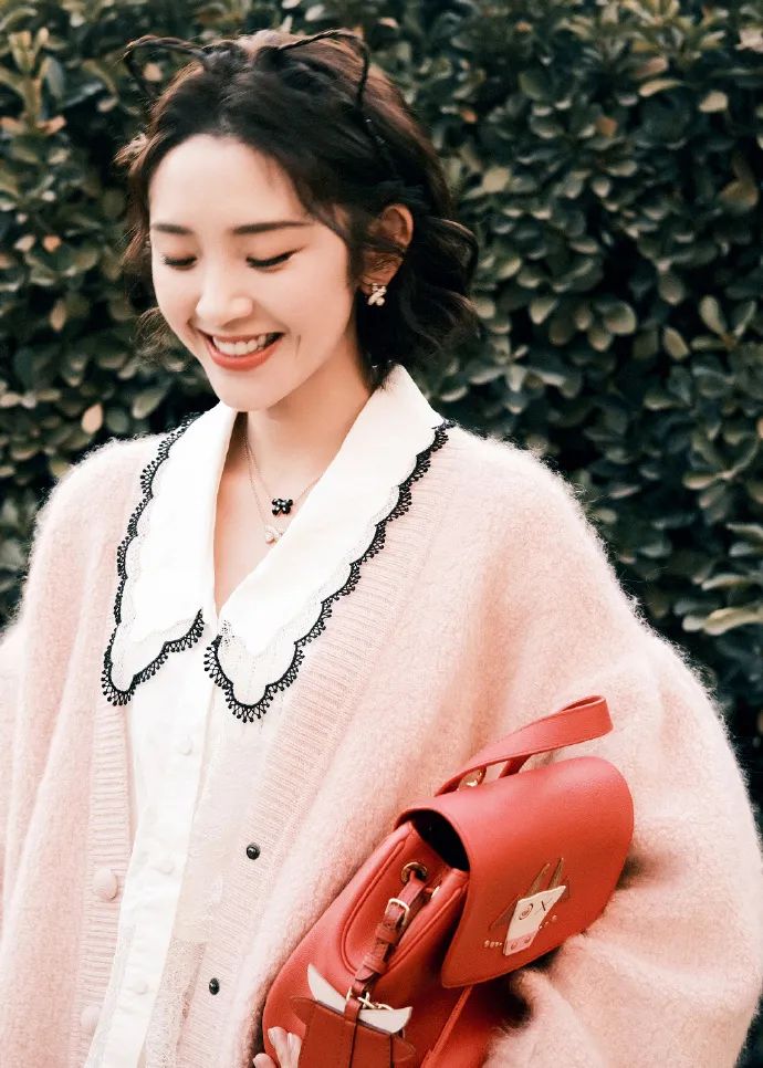 春晚时尚图鉴:热巴杨幂的红裙、王菲刷碗手套和董卿李思思的口红