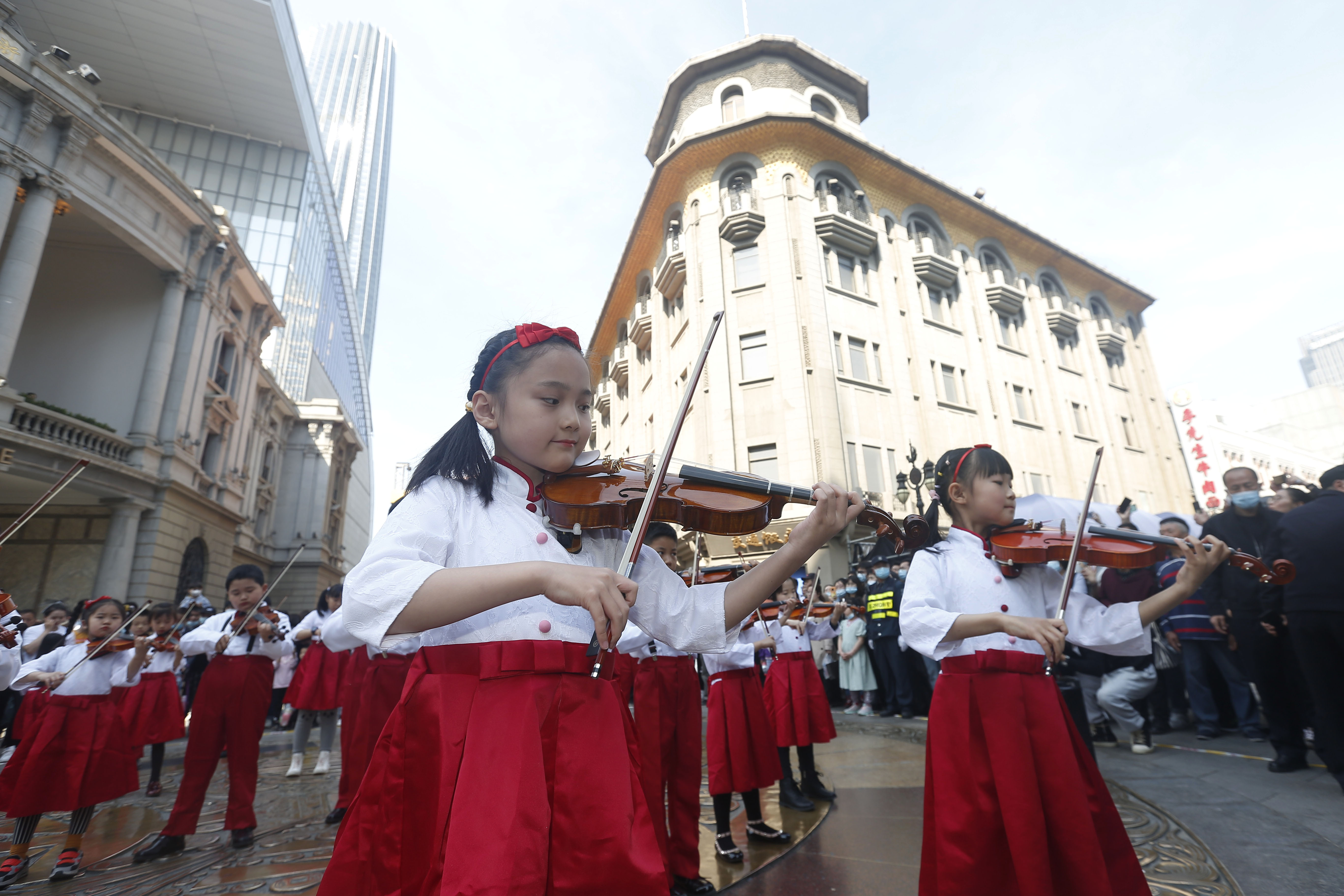 天津青少年小提琴快闪响彻金街,青少年交响乐快闪
