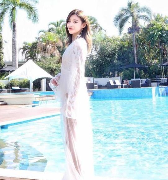 央视董卿接班人马凡舒，穿着扑克卫衣玩下衣失踪，很有烟火气