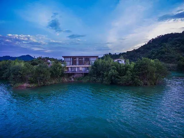 为钓鱼建房子,为了钓鱼在河边盖了房子