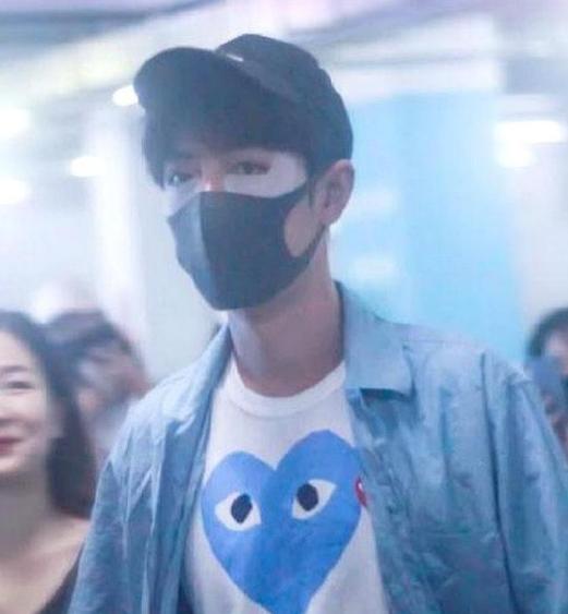 肖战王一博贴眼膜,肖战贴眼膜正确方法