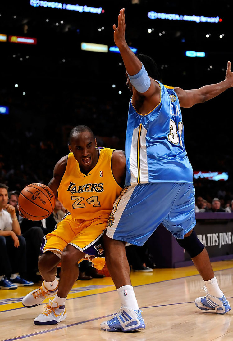 科比zk4季后赛上脚的照片,科比zk4紫金真假对比