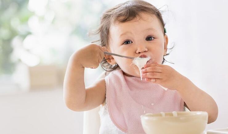 奶水太多可以让宝宝爸爸喝吗,奶水多了可以给家人喝吗