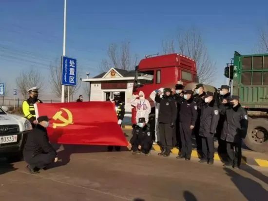 战疫前线他们用身躯筑牢防控防线,扛起战疫一线的硬核担当