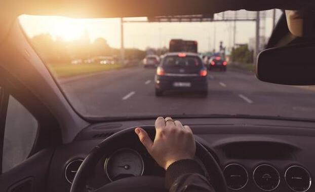 启动时刹车越来越硬怎么回事,刹车突然很硬踩不下去启动不了车