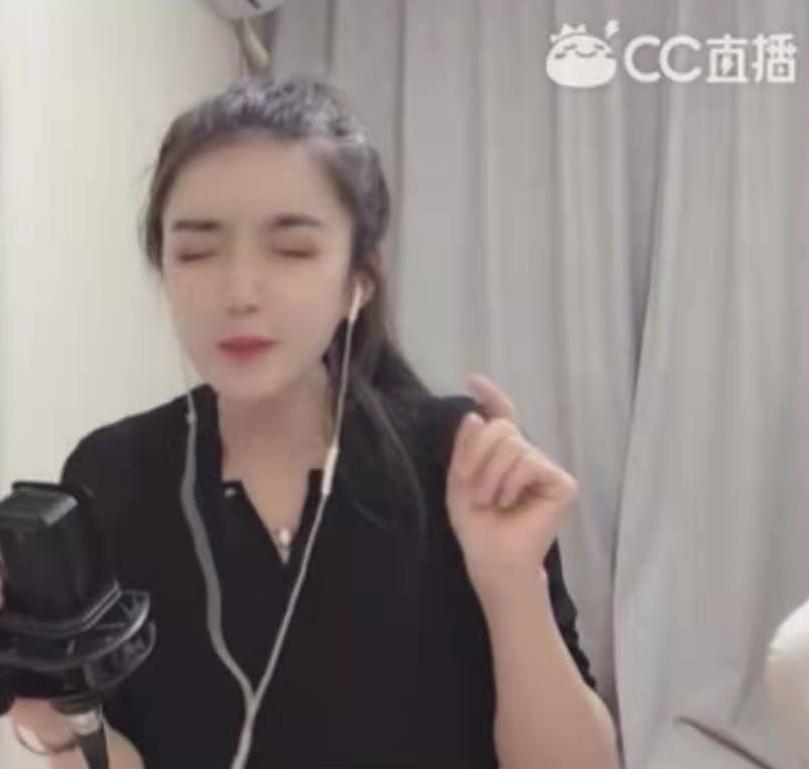 CC出了个小靓颖，对方会唱多种语言歌曲，身高碾压冯提莫