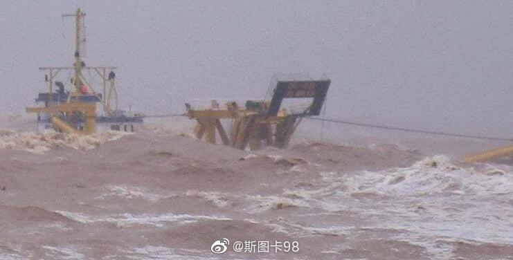 越南挖泥船被大风吹翻,越南挖泥船沉没视频