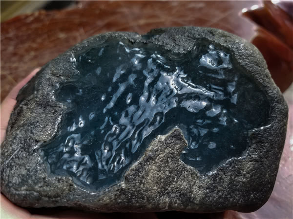 莫西沙赌石打灯皮壳表现,赌石翡翠莫西沙场口