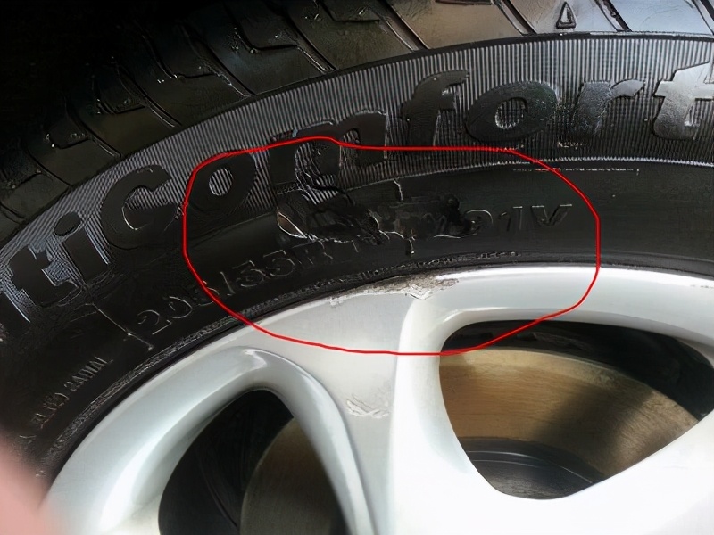 汽车轮胎被路牙蹭破一层皮影响不,轮胎蹭了如何除去痕迹