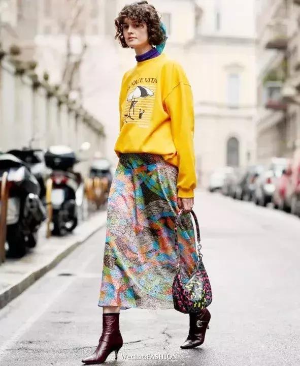 卫衣配什么裙子好看春天,卫衣裙子怎么搭配才好看