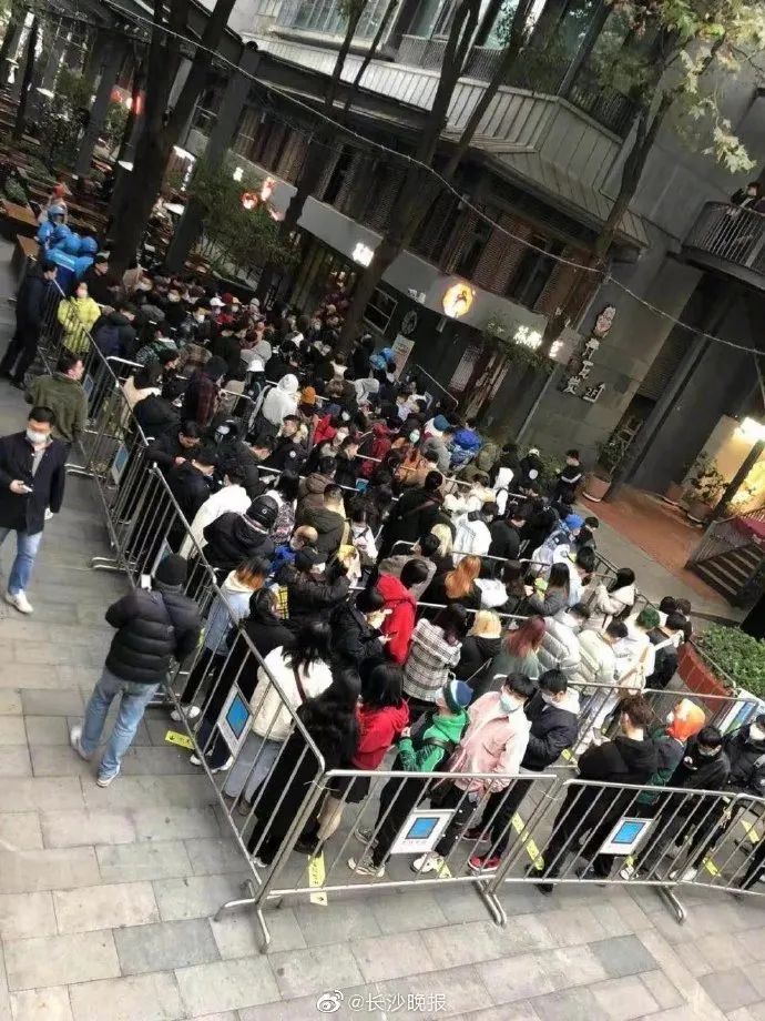 茶颜悦色的奶茶为什么老是排队,一杯奶茶5块钱