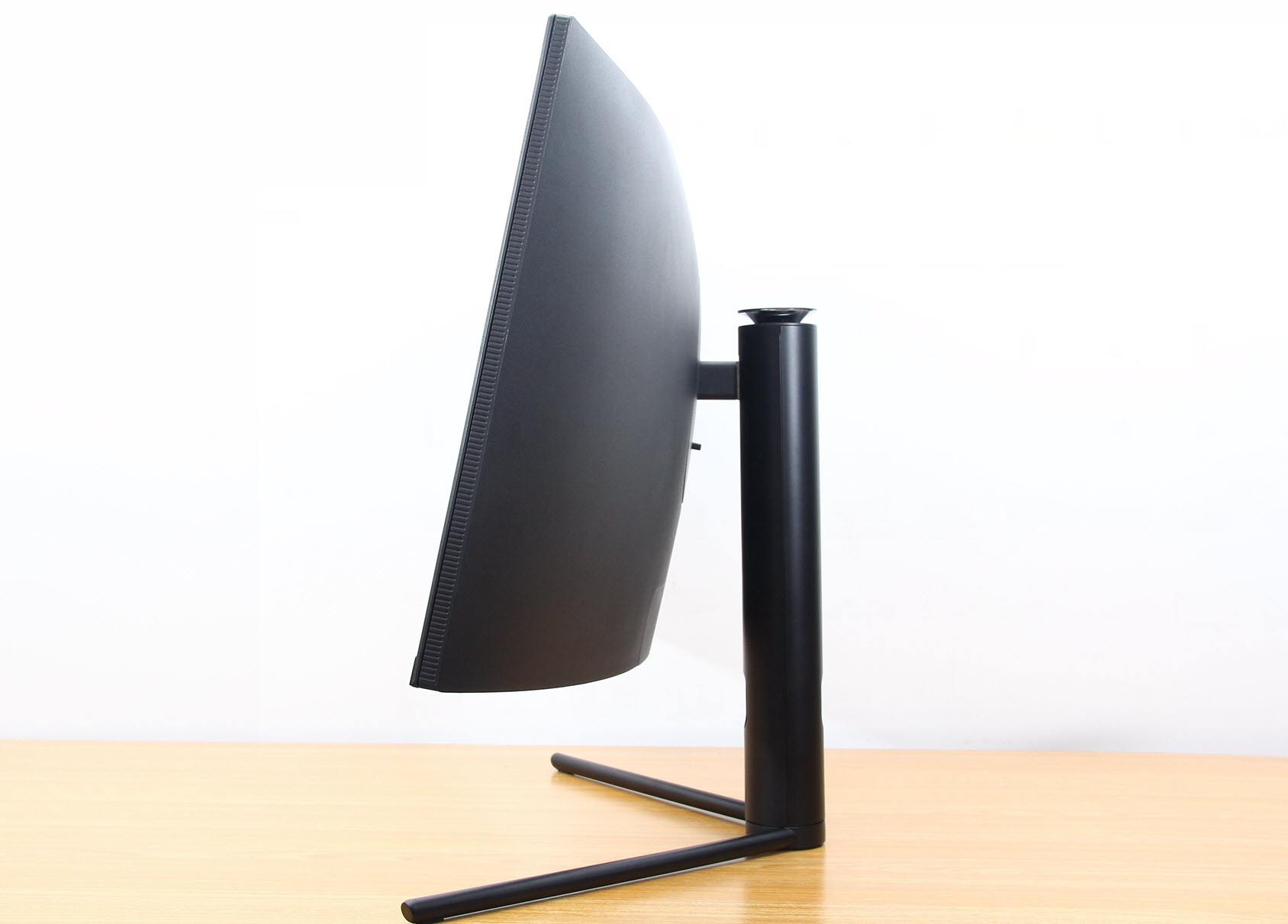 2k240hz27寸曲面带鱼屏显示器,接口丰富的34寸带鱼屏曲面显示器