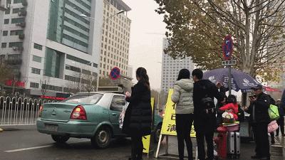 今天必须曝光他们！医院门口这些人谁认识？