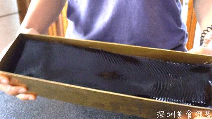 跨世纪的黑砖奶茶店，每天卖30块“金条”