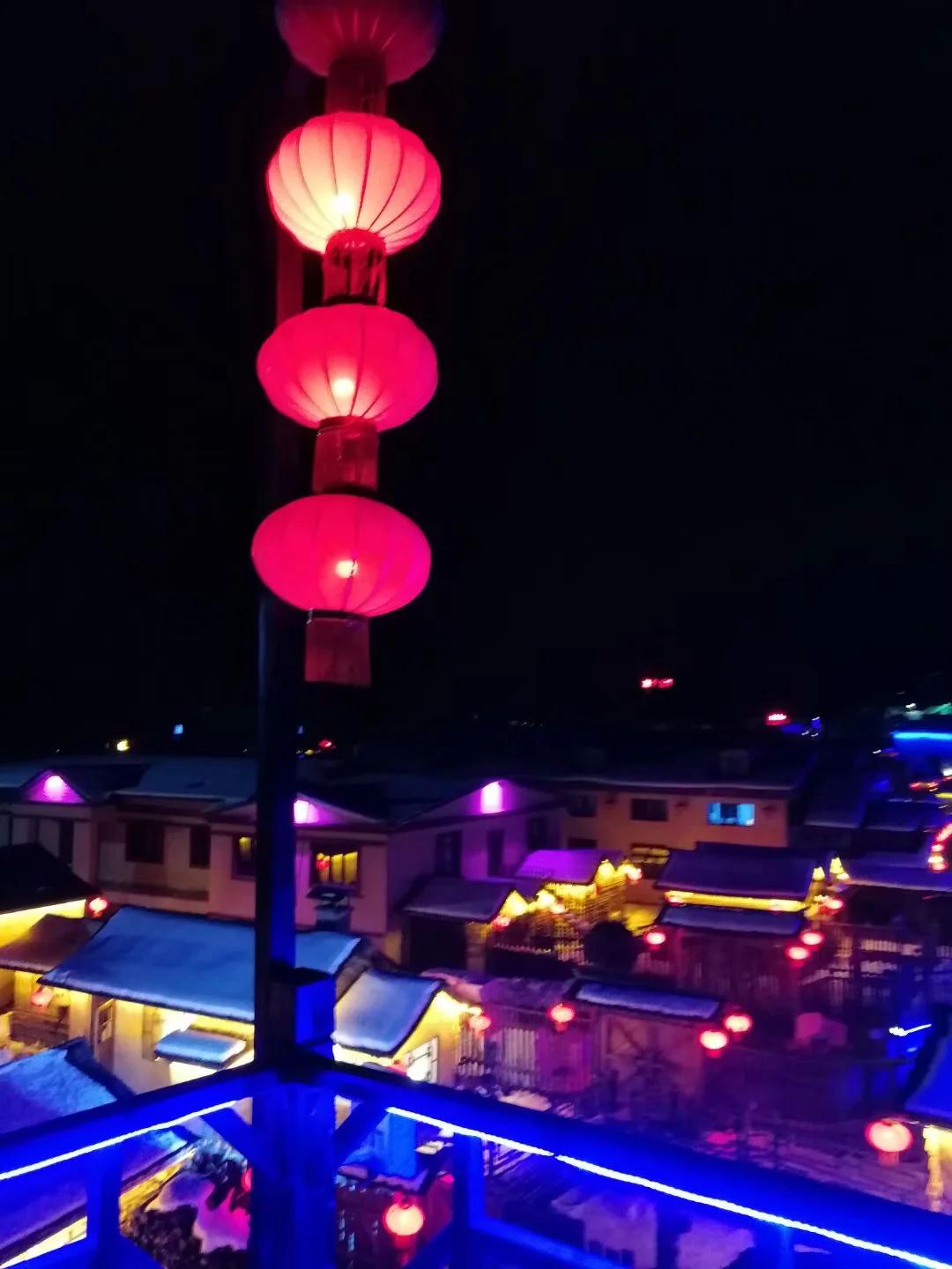 小小双峰冷凝紫气，壮美山河雪掩行踪