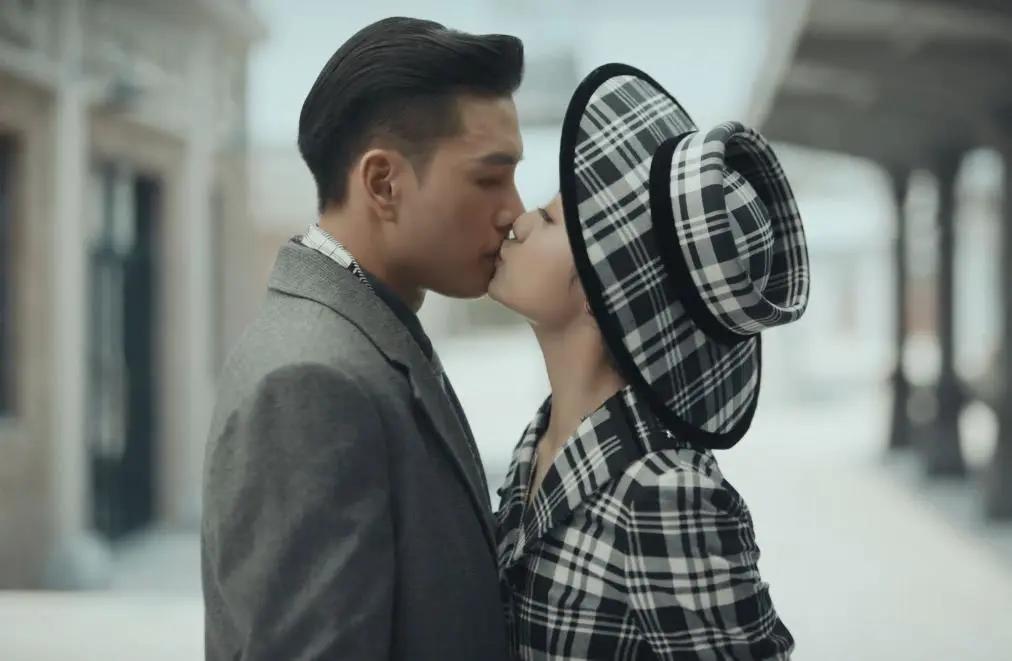 ​年轻人！玩这么大？但这不应该是女主手里拿着的戏码吗？