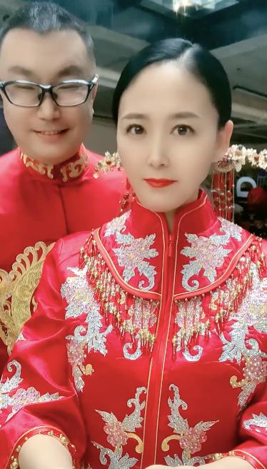 51岁尹相杰与娇妻秀恩爱,尹相杰妻子结婚照