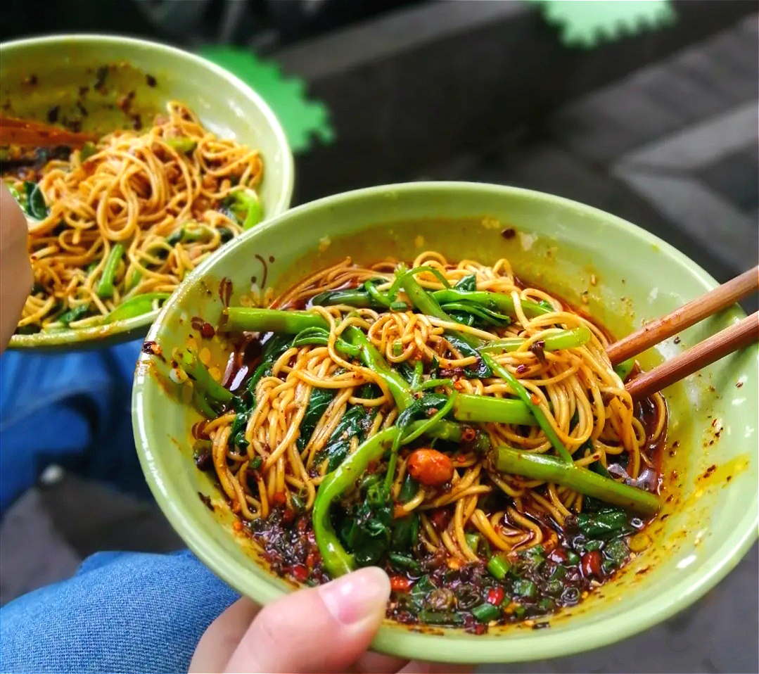 坐在板凳上吃面,来重庆必须要吃的板凳面