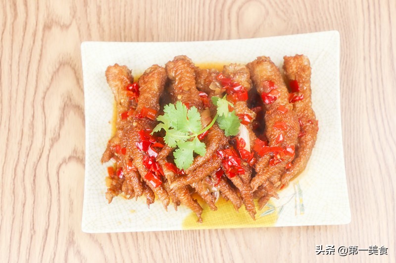 做虎皮鸡爪小火炸还是大火,虎皮鸡爪要不要焯水再炸