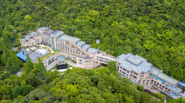 深藏在森林之中的温泉酒店，周末度假的好地方