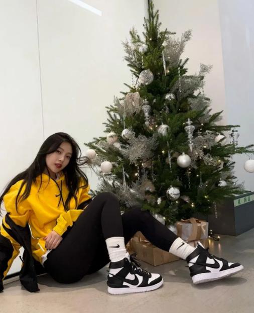 穿上球鞋比泫雅还顶?韩国又一女鞋头崛起,网友称她“性感*弹炸**”