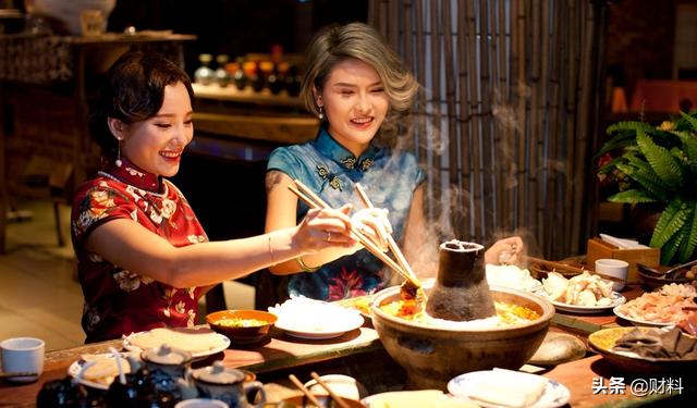 50岁大妈创业靠卖不入流的小东西,70岁创业老太太曾经身家千万