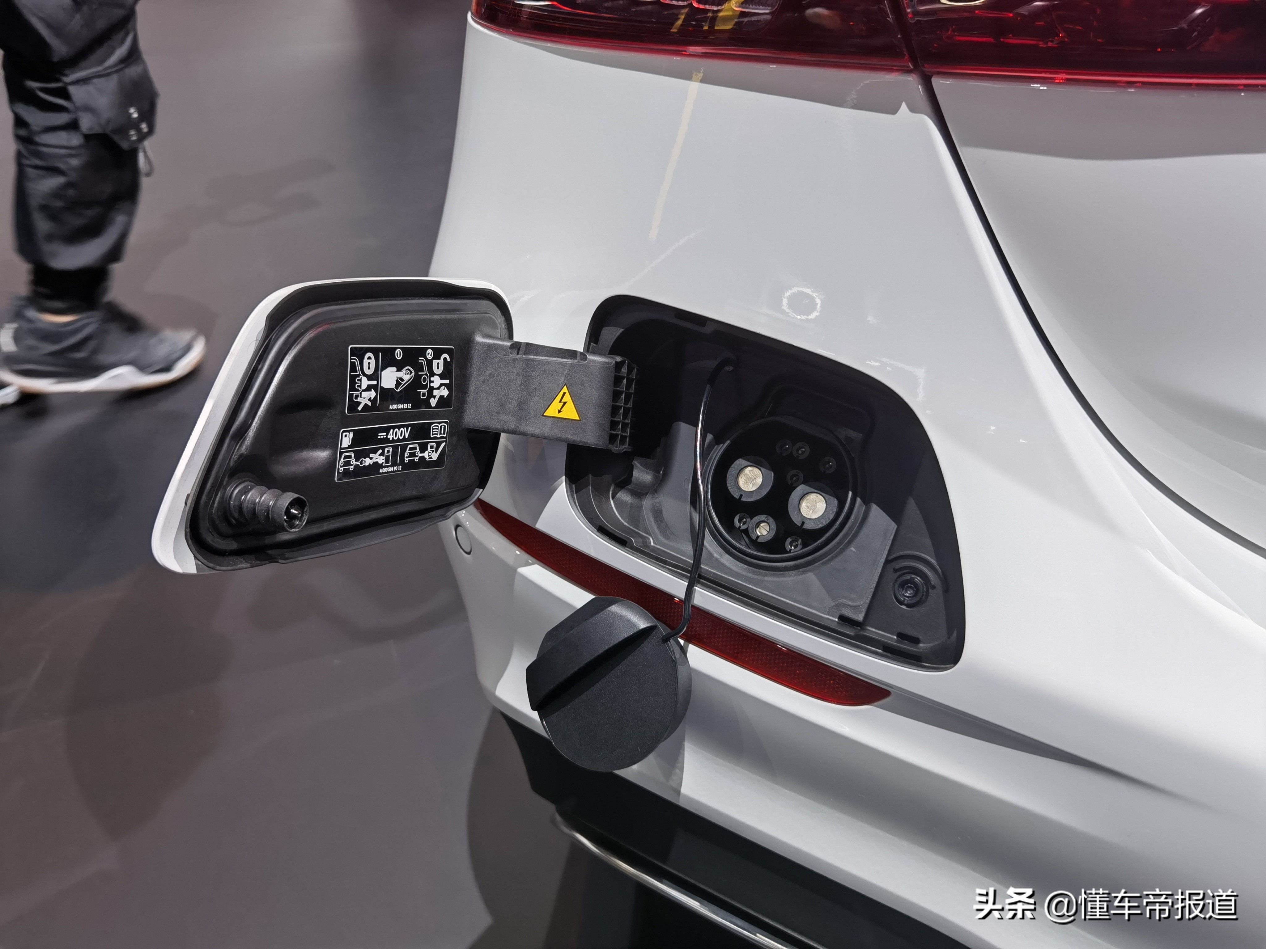 新款奔驰e裸车价,新车奔驰e级300落地价