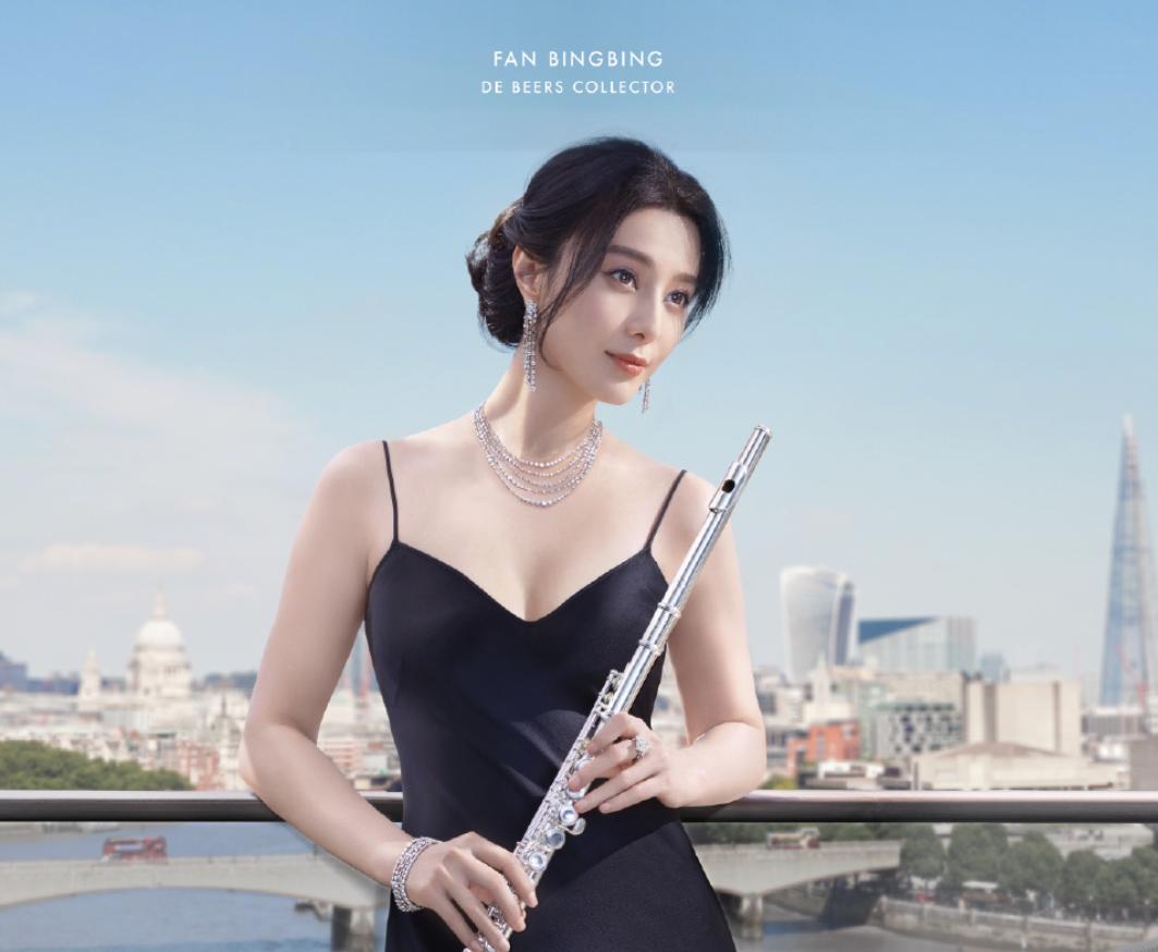 赵丽颖一袭金色星光渐变裙出镜,赵丽颖穿白色裙子亮相代言