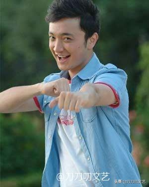 主持人康辉烫头,康辉烫头发型图片