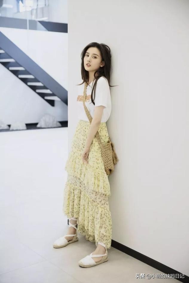 夏季t恤如何穿出高级感,夏天白t恤怎么穿出高级感视频