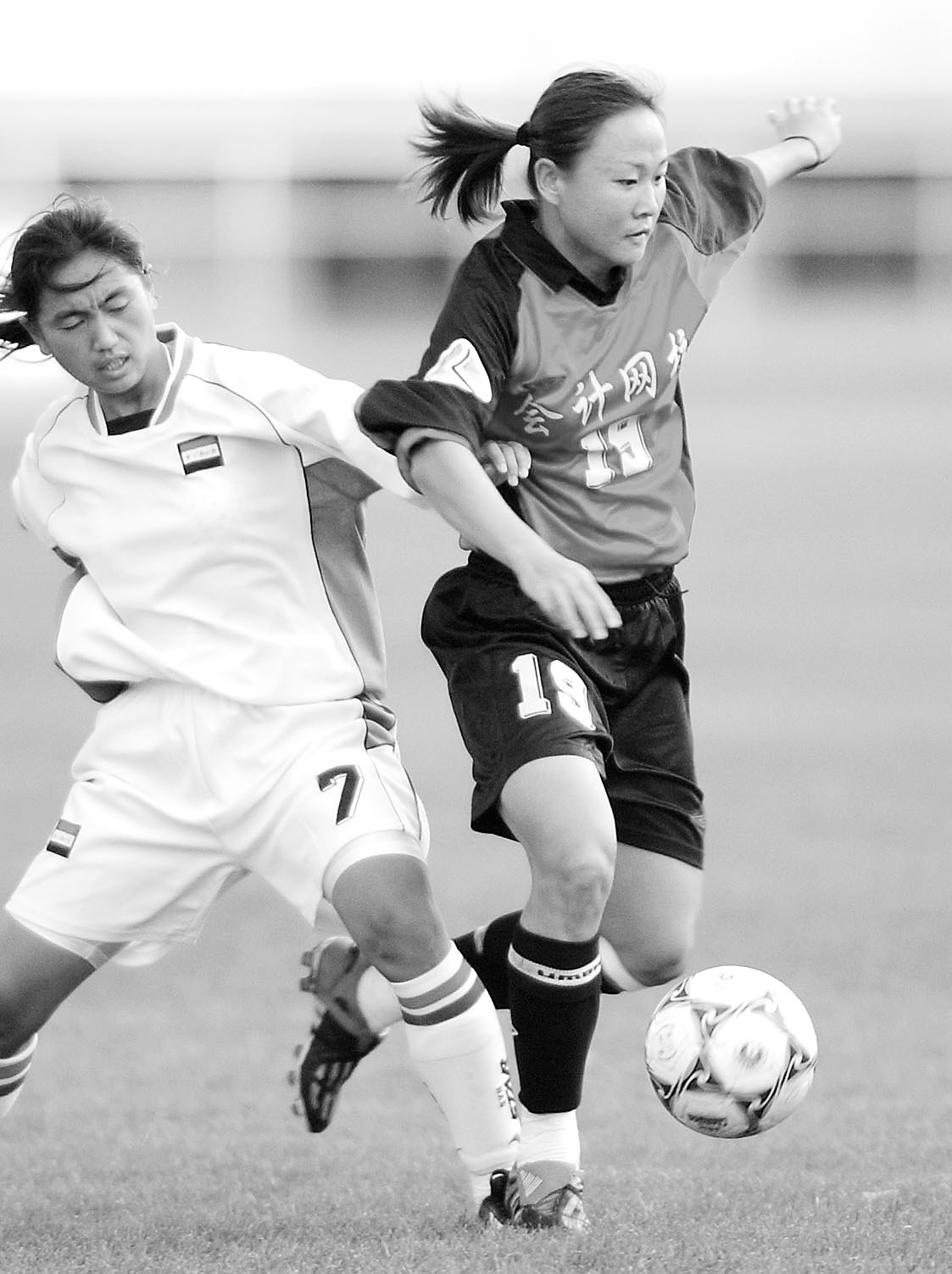 中国男足与中国女足腹肌,女足队员马君大秀6块腹肌