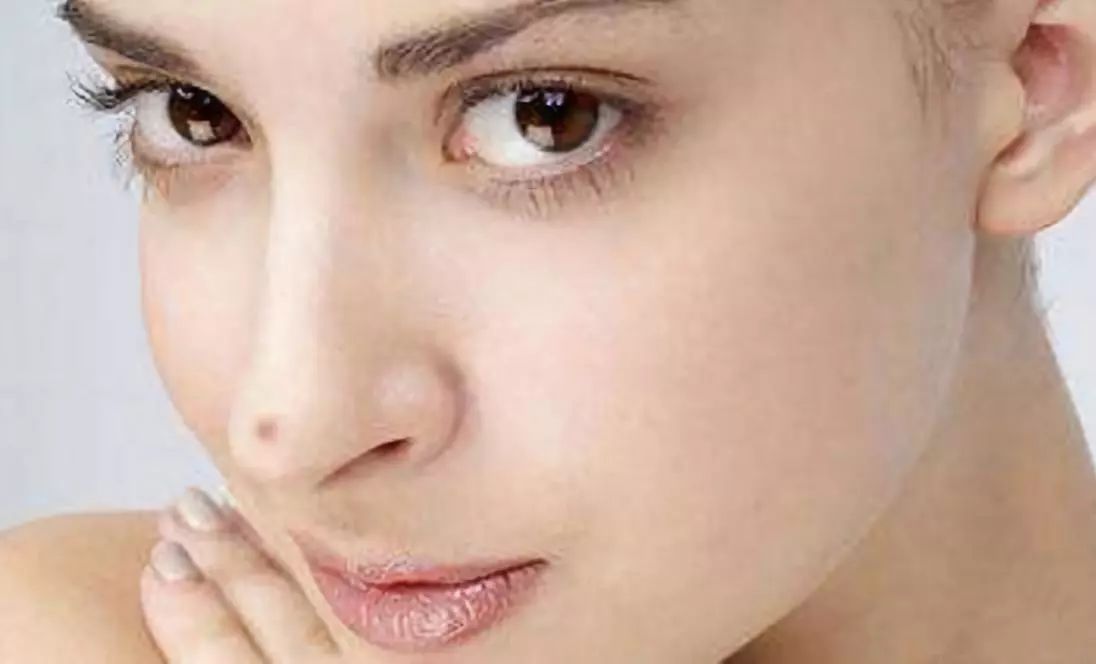 鼻头地方反复长痘红肿有脓包,鼻头长痘红肿涂夫西地酸