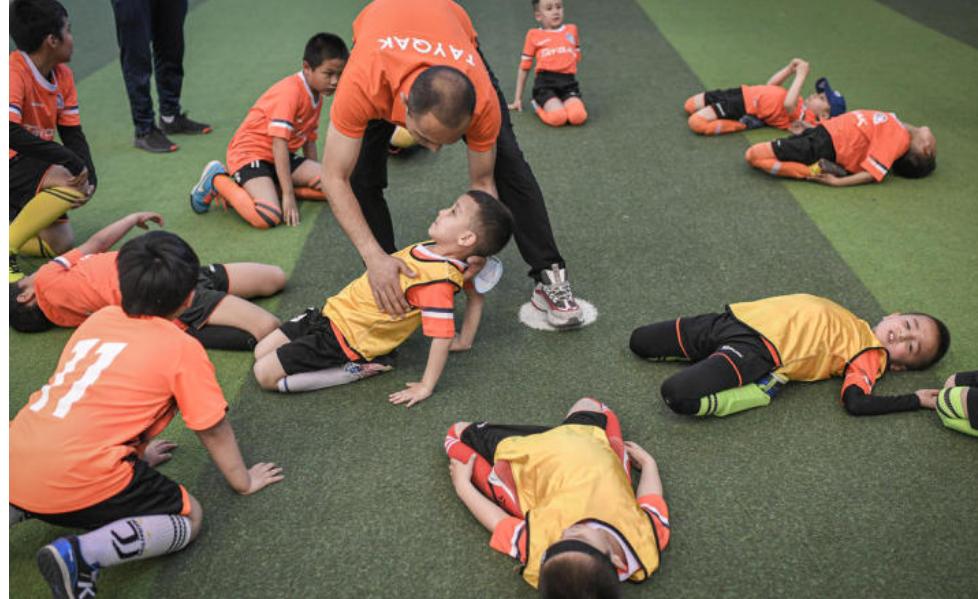 中国足球圈一位学龄前儿童，凭借精湛的技术，开始爆红