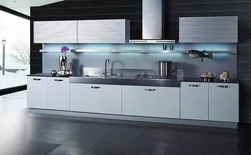 餐桌上饭菜的味道,餐桌上的金属