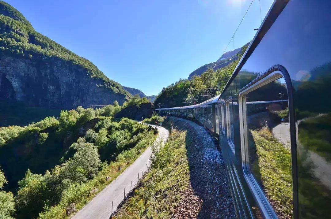 金正恩专列上的两位“神秘人物”