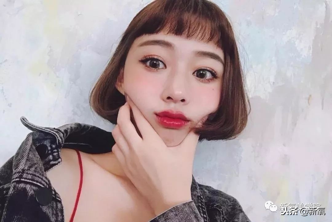 谭松韵蓬松的头,谭松韵摘掉眼镜打扮后惊艳出场