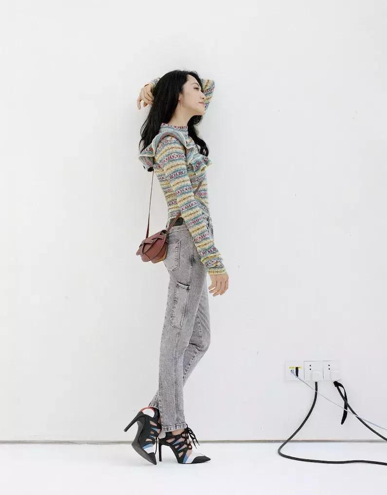 购买新款女性包包,女子买新包