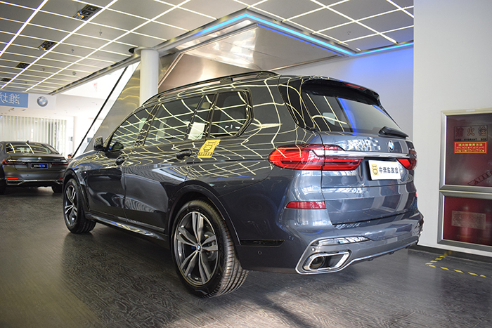 宝马x750i试驾视频,宝马x72022款试驾