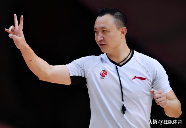 裁判叼哨举手,裁判吹了犯规可以取消嘛