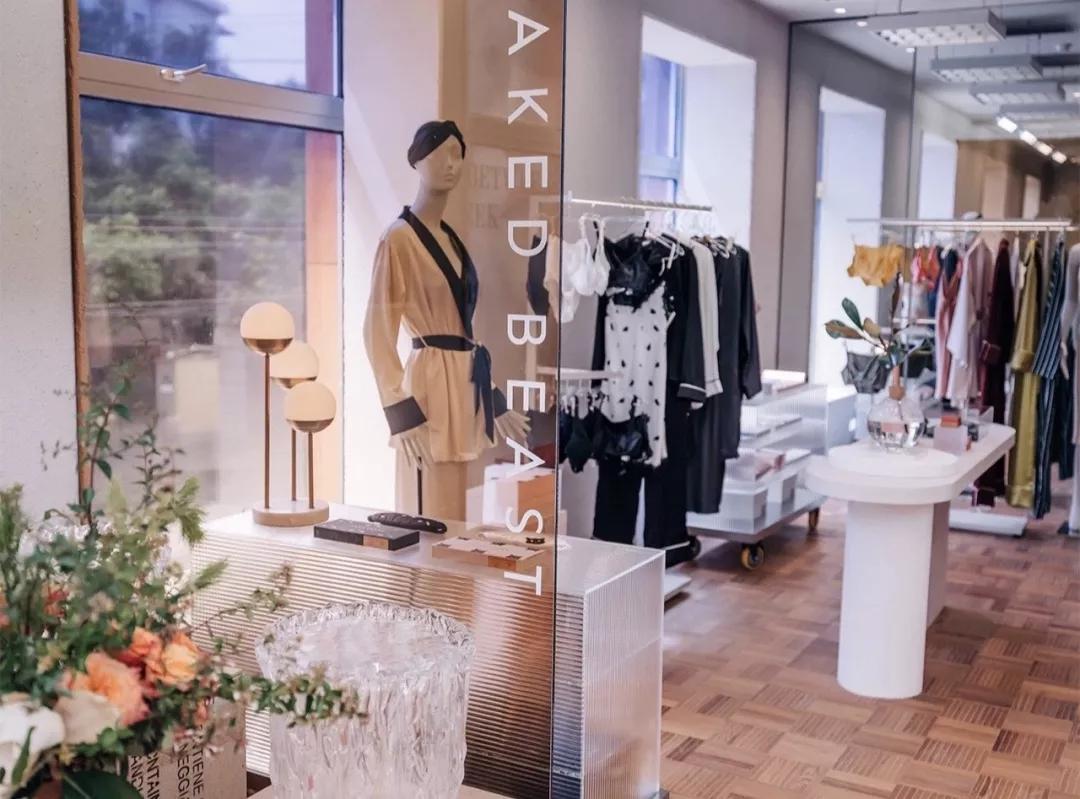 prada跟nike联名海报,pradanike合作款